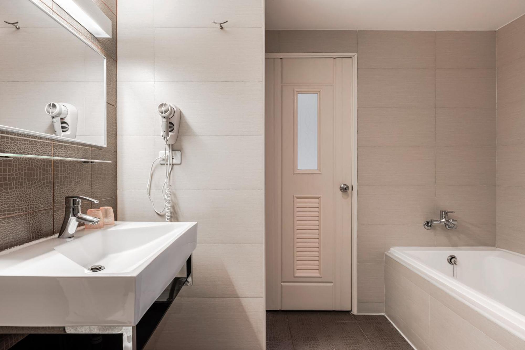 The Riverside Hotel Esthetics Kaohsiung Bagian luar foto