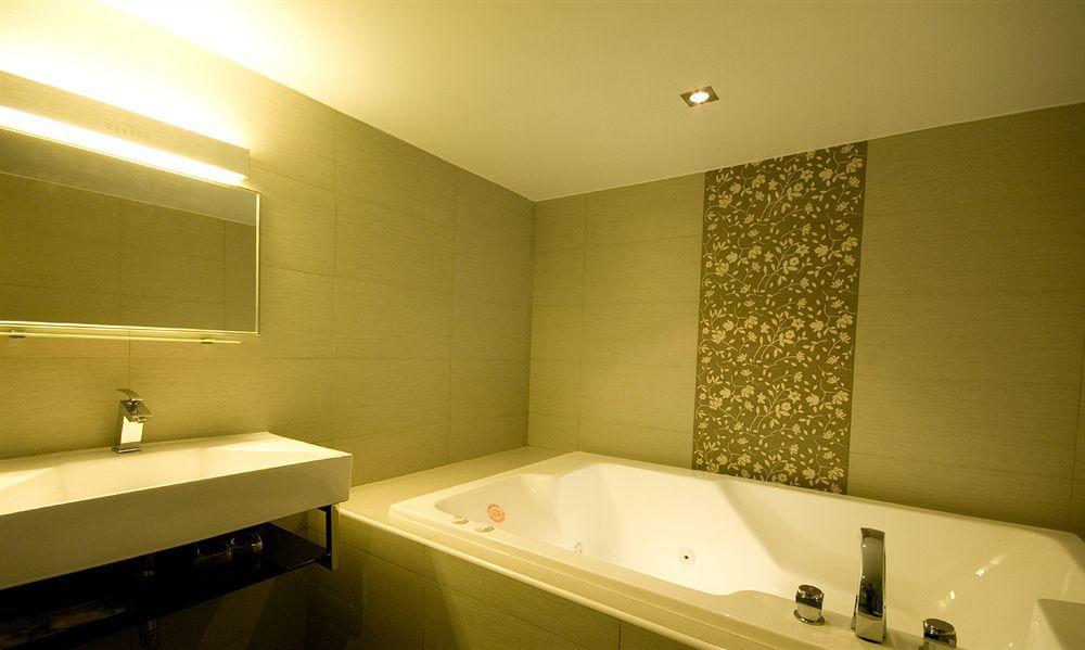 The Riverside Hotel Esthetics Kaohsiung Bagian luar foto