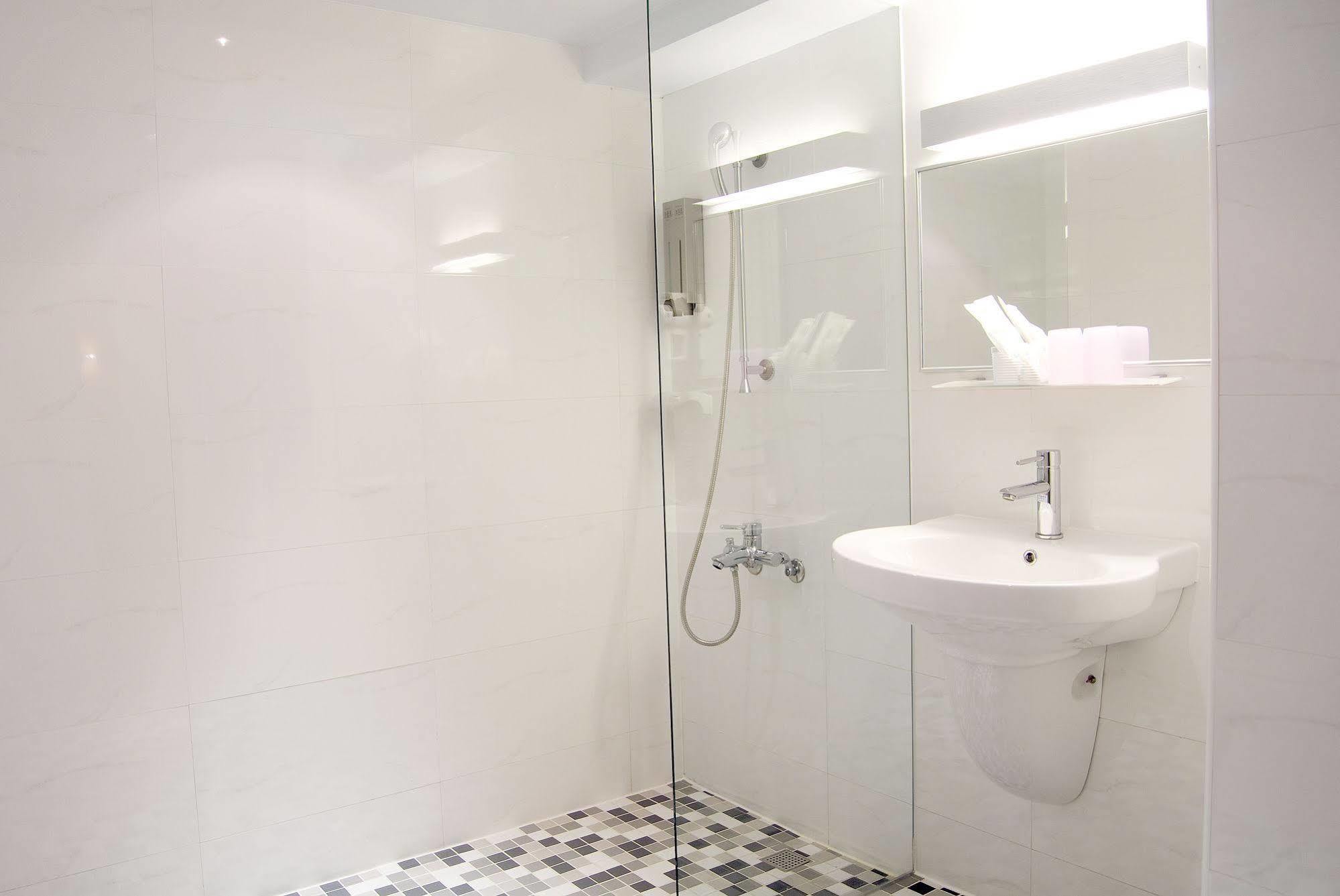 The Riverside Hotel Esthetics Kaohsiung Bagian luar foto